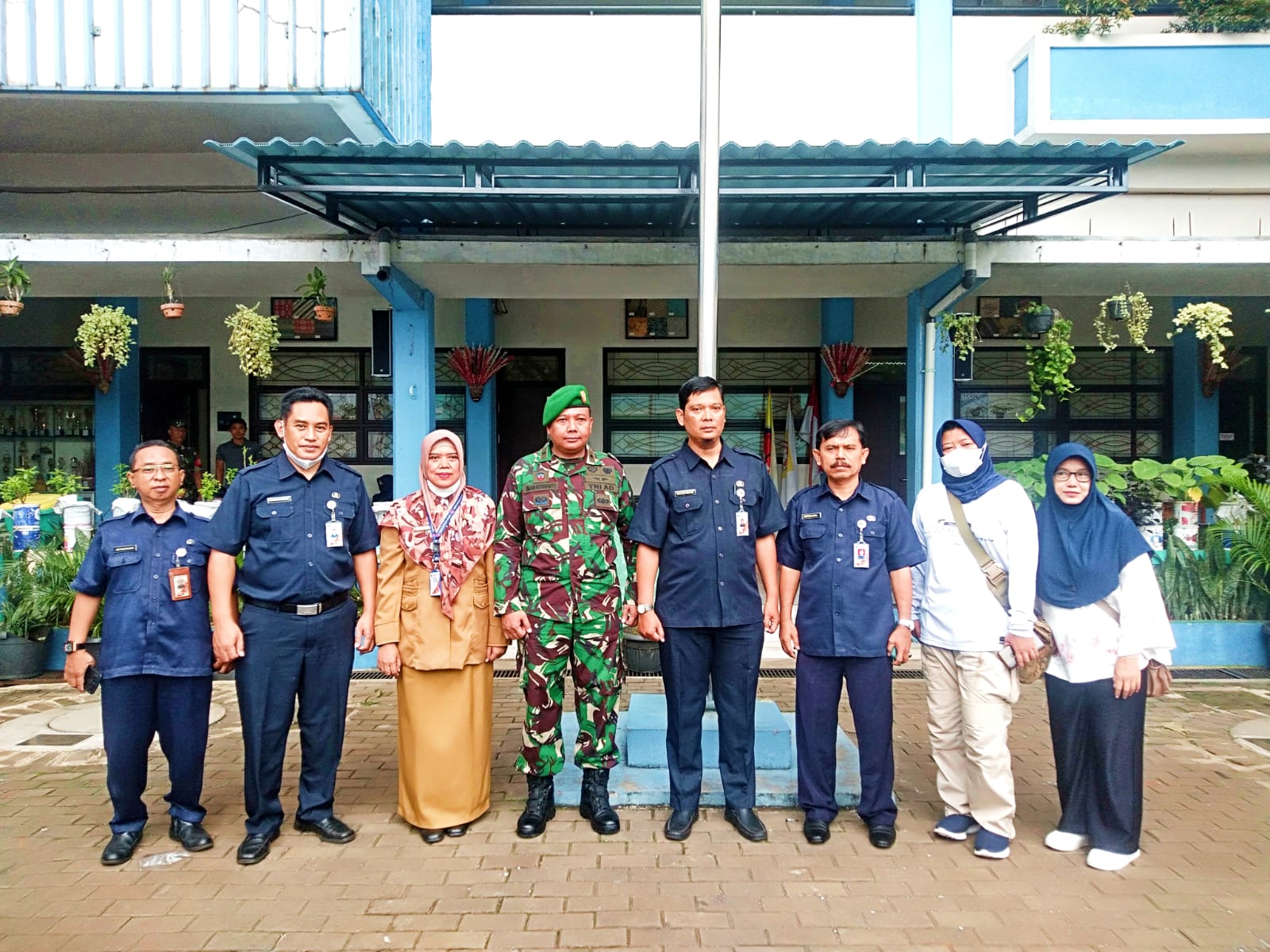 Motivasi Para Siswa,Babinsa Koramil 07/Cipayung Jadi Irup Upacara Bendera Hari Senin
