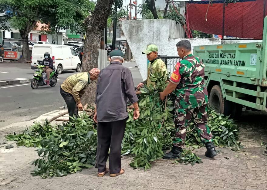 Melalui Kerja Bakti Babinsa Pondok Pinang Jalin Kebersamaan dengan Warga