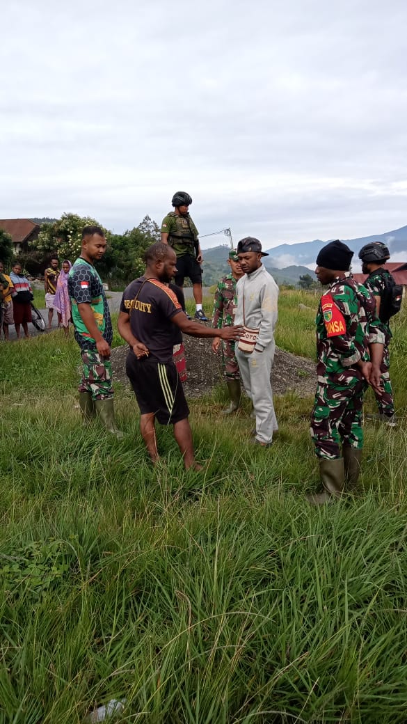 Babinsa Koramil 1714-01/Mulia Gotong Royong Bersama Warga Bersihkan Saluran Air Bersih