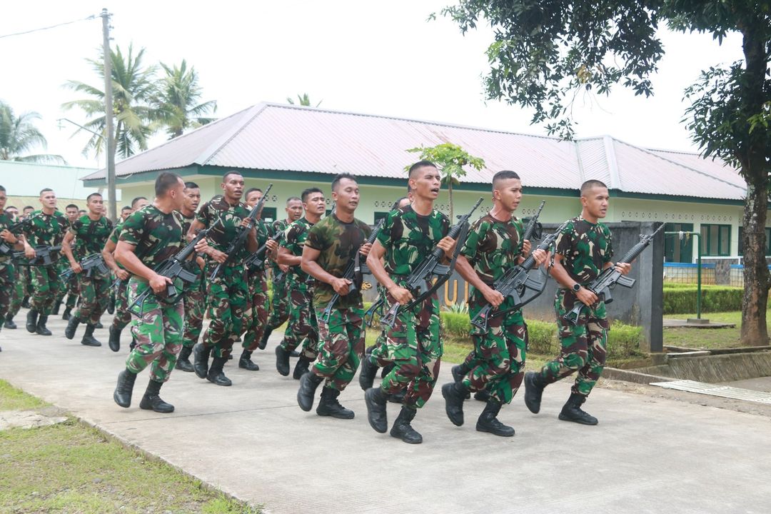 Fisik Yang Prima Siap Dukung Tugas, Prajurit Yonif MR 412 Lari Beban Senjata