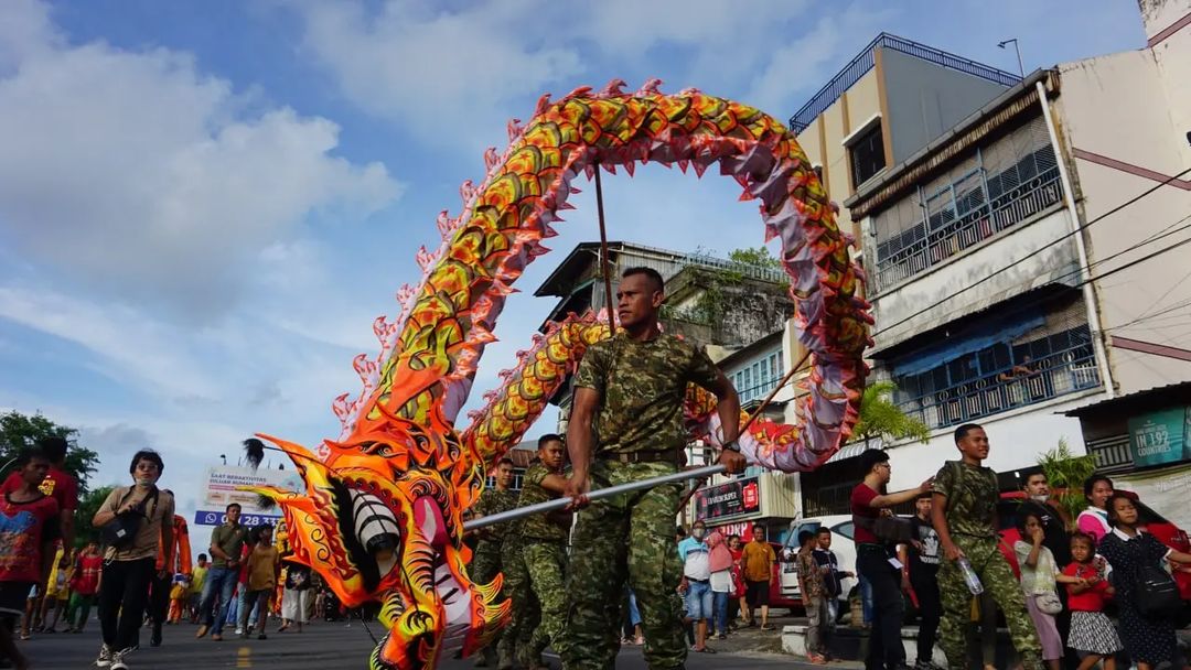 Cap Go Meh Di Kampung Pecinan, Naga Barong Yon Armed 6 Kostrad Tampil Memukau