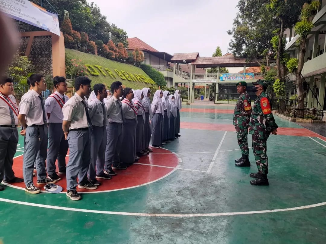 Berikan Pembinaan Untuk Generasi Muda, Babinsa Mustika Jaya Latihkan PBB Untuk Siswa Siswi SMKN 3 Bekasi