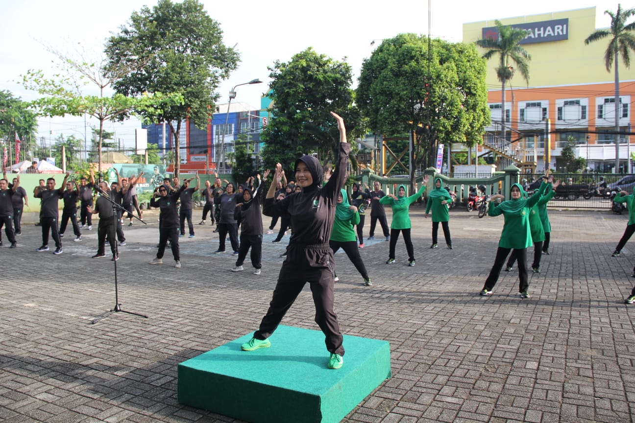 Usai Apel Pagi, Anggota Kodim 0507/Bekasi, PNS dan Persit Laksanakan Olah raga bersama Senam SKJ 88