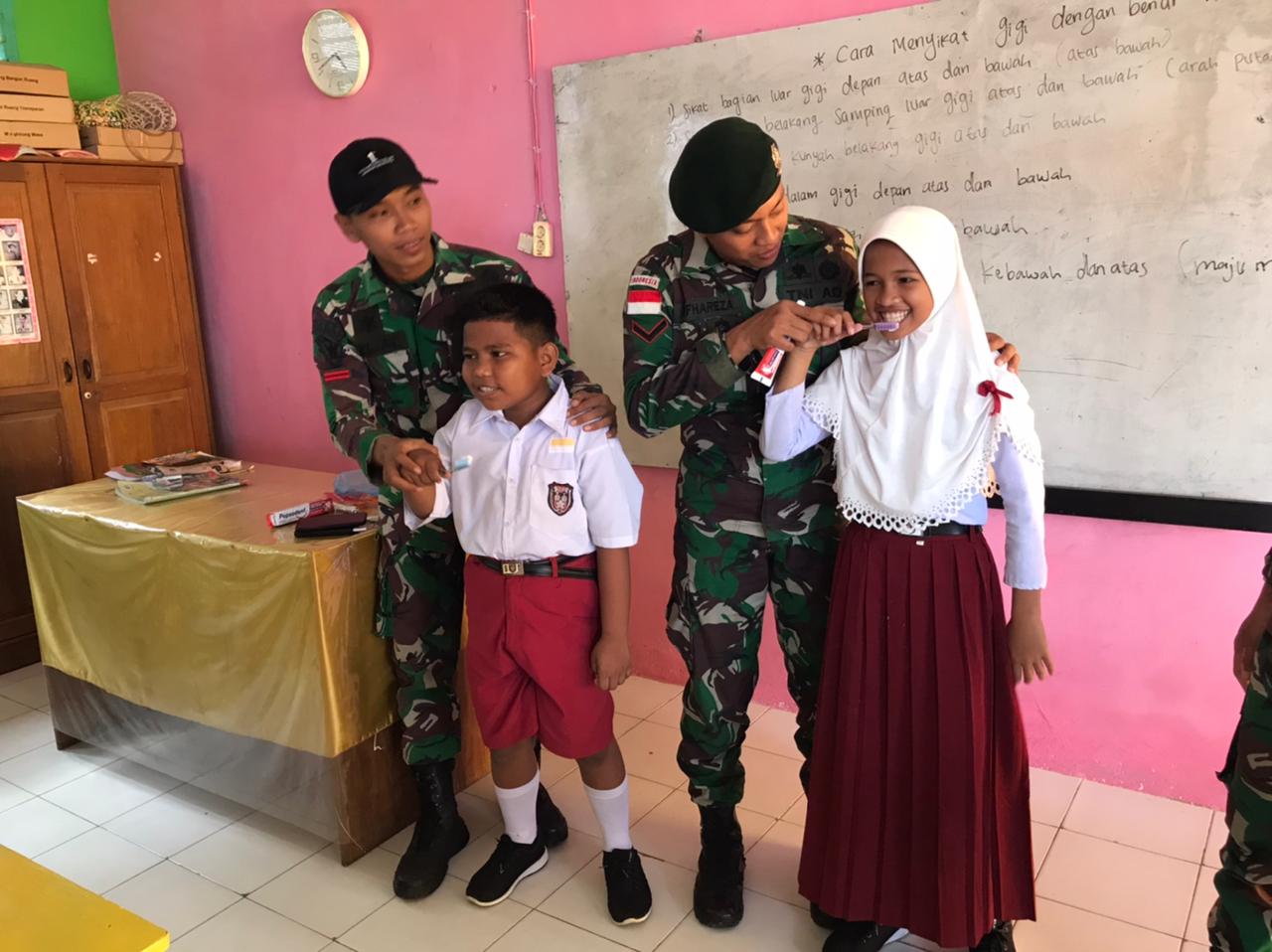 Peduli Kesehatan Anak-Anak, Satgas Yonarmed 1 Kostrad Berikan Edukasi Sikat Gigi Sehat