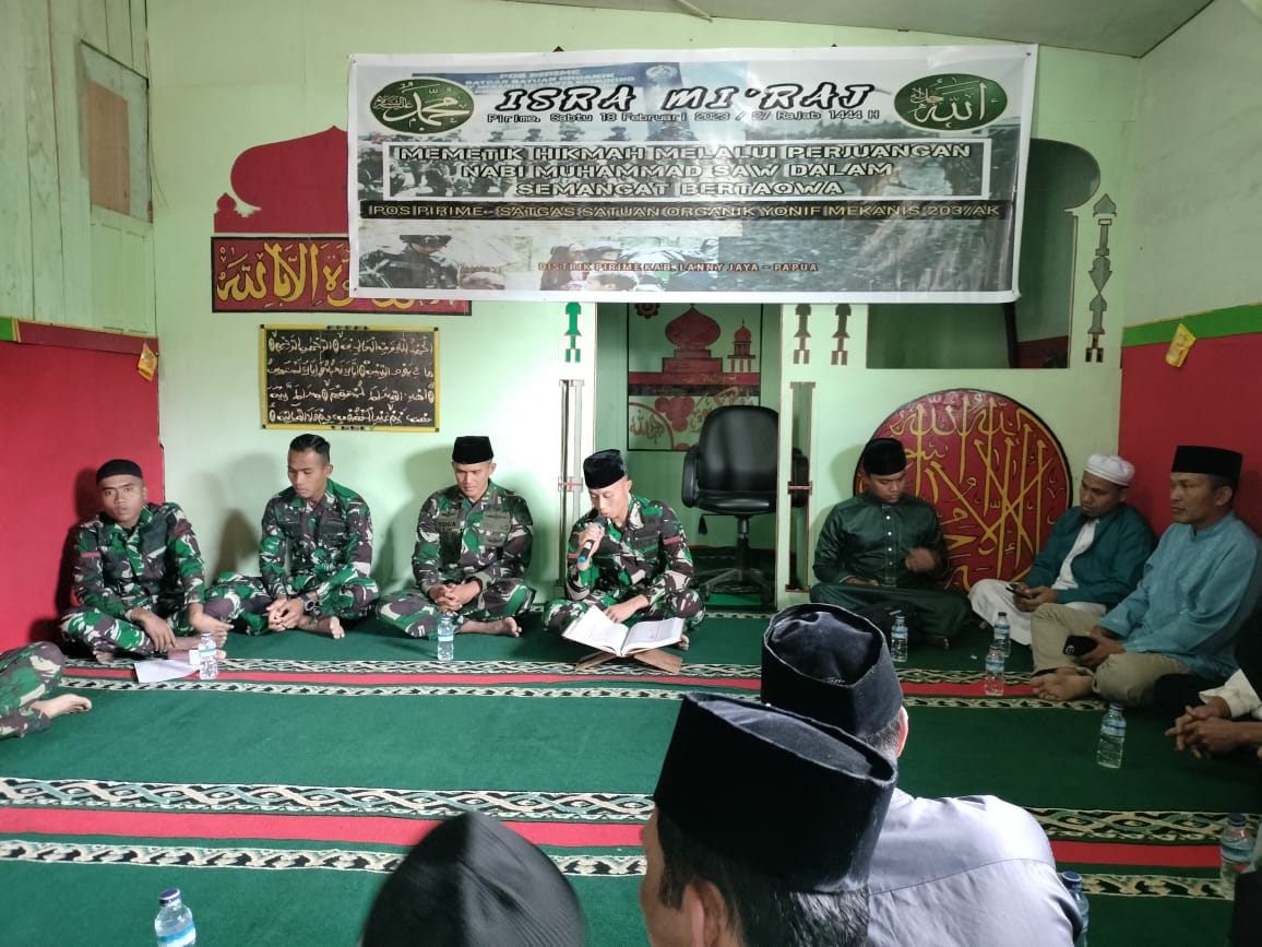 Satgas Yonif Mekanis 203/AK Memperingati Isra Mi'raj Bersama Masyarakat Muslim di Pegunungan Tengah