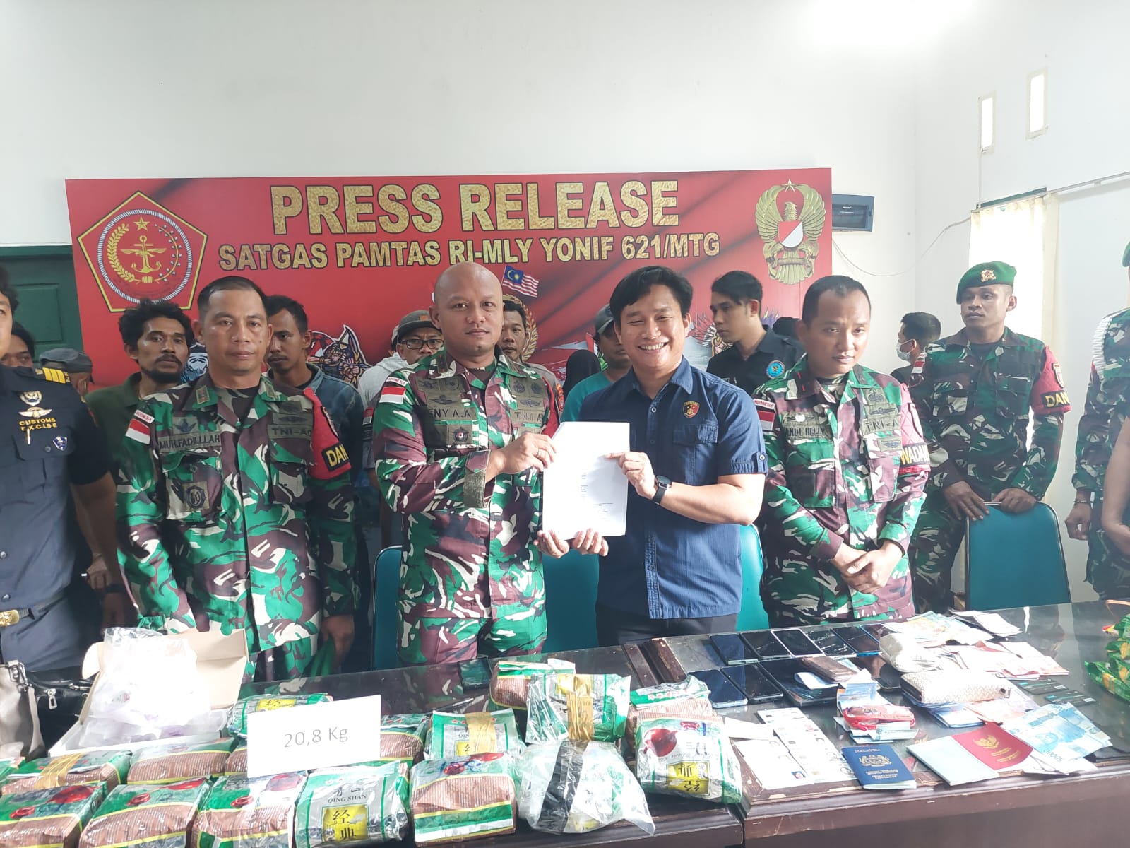 Satgas Yonif 621/MTG Amankan 20,8 Kg Sabu Dalam Kemasan Teh