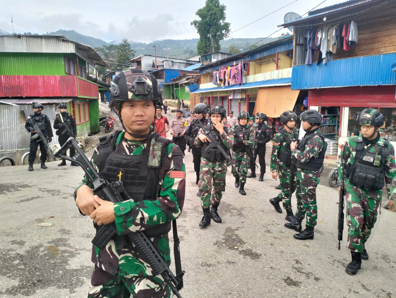 Pastikan Papua Aman dan Kondusif, Satgas Yonif Raider 142/KJ Bersinergi Dengan Polri