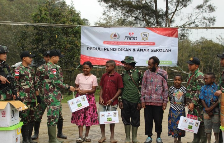Satgas Yonif Mekanis 203/AK & Artha Graha Membagikan Perlengkapan Sekolah