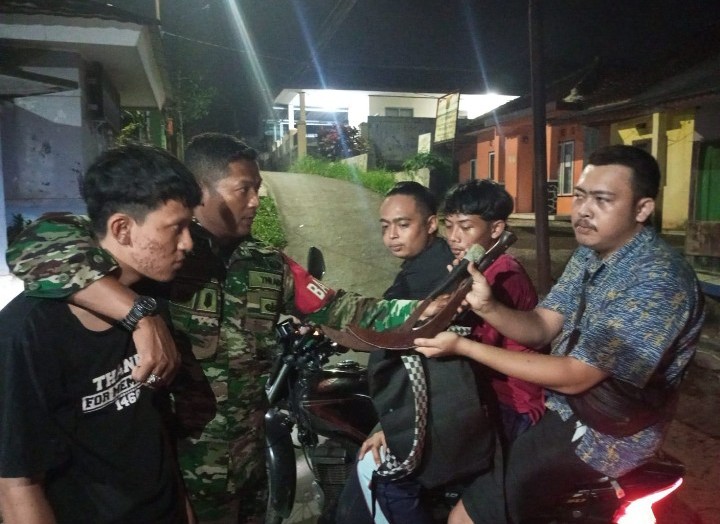 Hendak Tawuran, Babinsa Koramil 0607-11/Cibadak, Polsek Cibadak & Satpol PP Amankan Pemuda