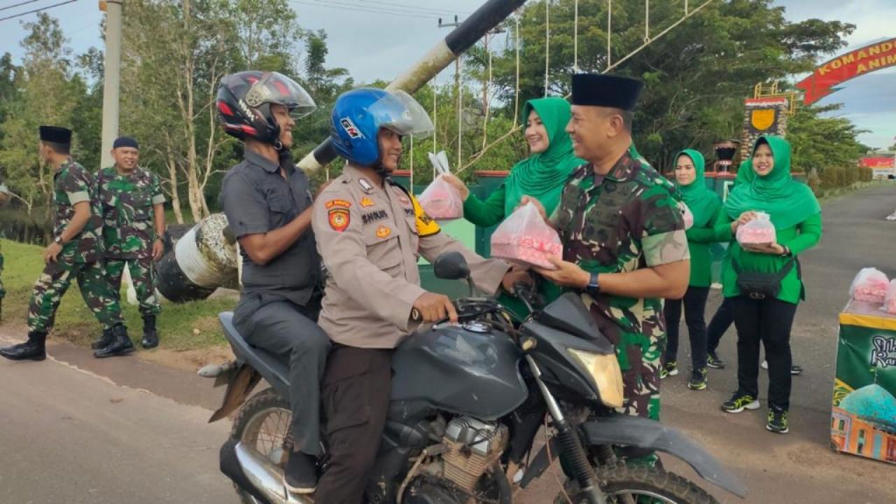 Danrem 174/ATW Merauke Bagikan Takjil di Jalan Poros Tanah Miring