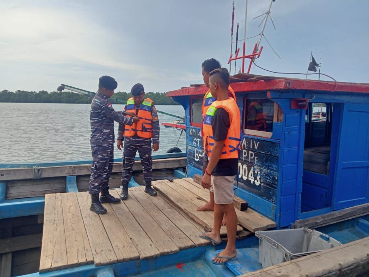 TNI AL, Pastikan Keamanan Pelayaran di Laut Aman, Lanal Dumai Laksanakan Pengecekan Alat Keselamatan Kapal