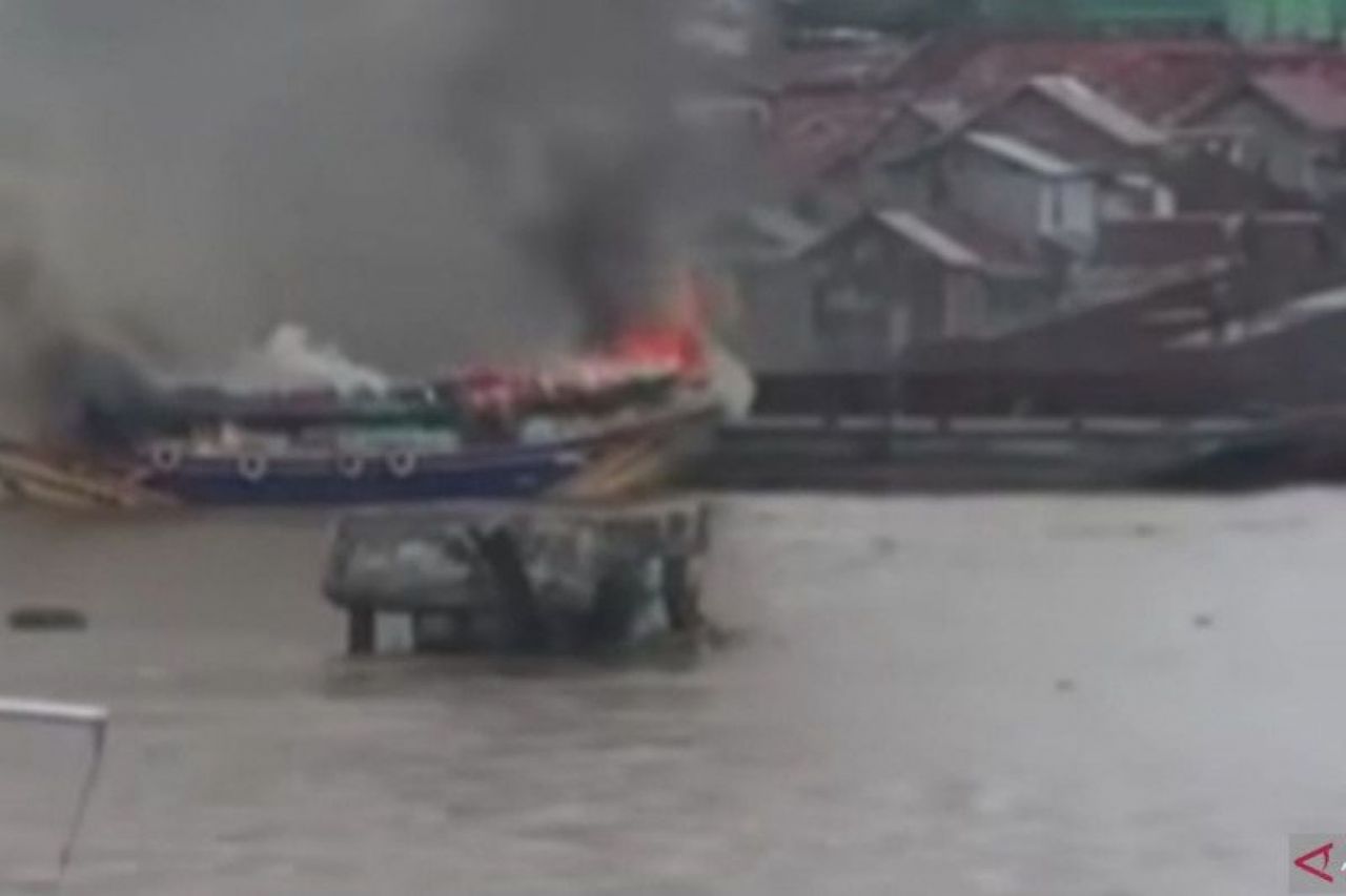 Kapal Angkut Puluhan Ton Beras Hangus Terbakar di Tengah Sungai Musi