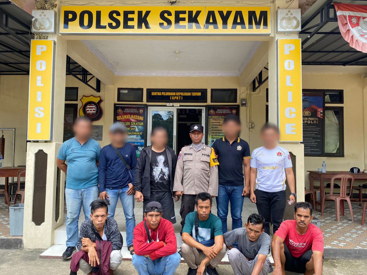 Bais menyerahkan Calon Pekerja Migran Asal NTB ke Polsek Sekayam