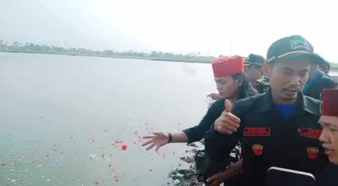 Jajaka Nusantara Babelan Turut Berbelasungkawa Lakukan Tabur Bunga, Pasca Tenggelamnya 2 Bocah di Danau