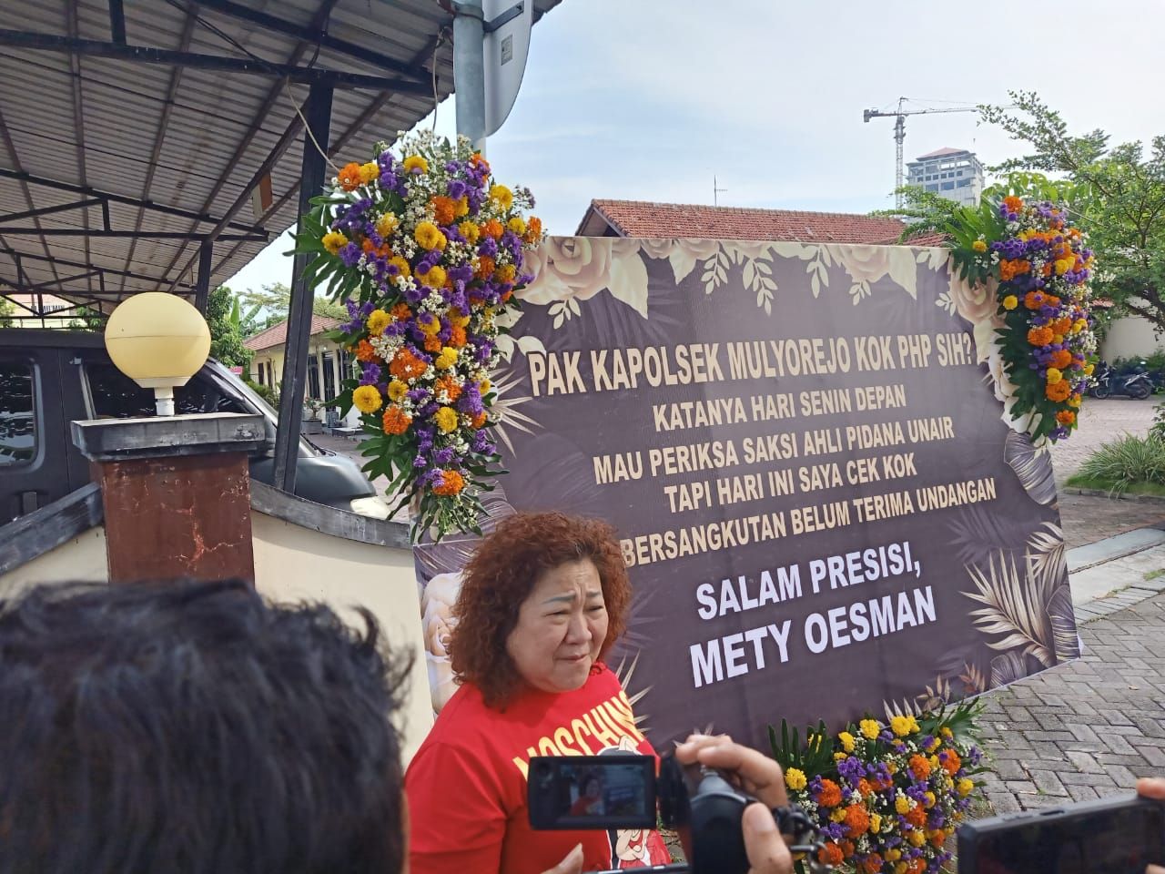 Mety Oesman di Polsek Mulyorejo, Jumat (19/05/2023)