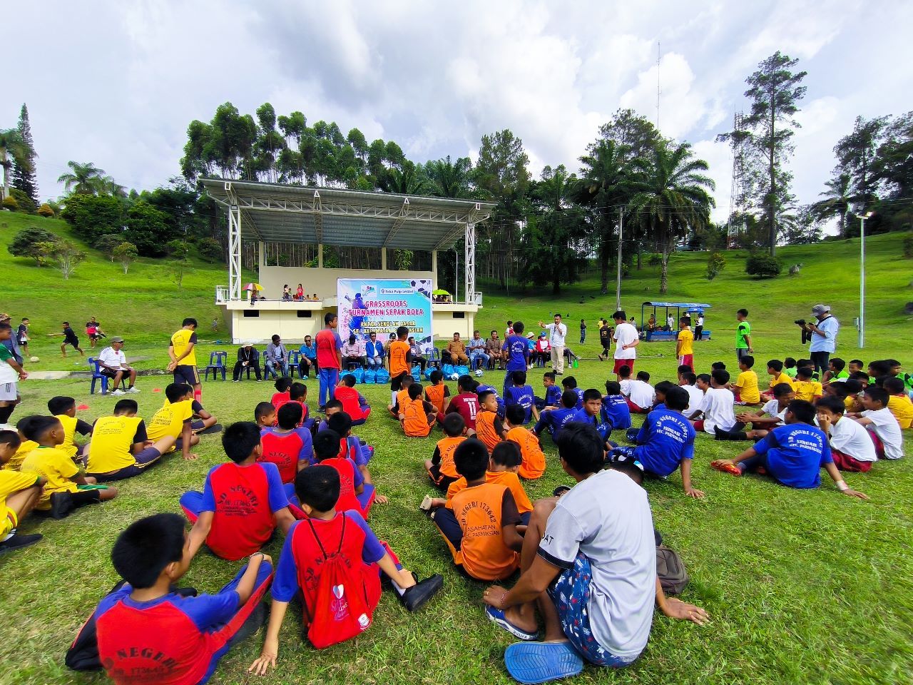 Toba Pulp Lestari Menandai Pembukaan Turnamen Sepak Bola Antar Sekolah Dasar Se-Kecamatan Parmaksian