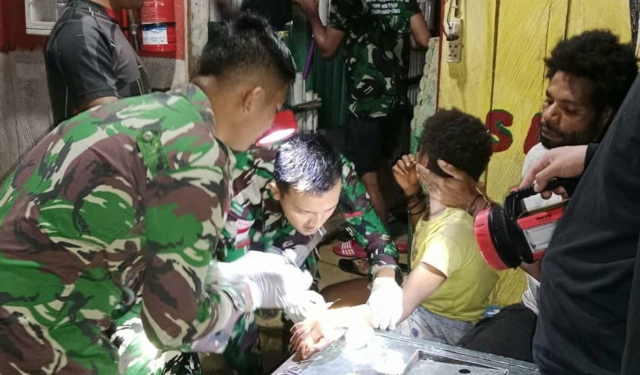 Kesigapan Satgas Yonif 143/TWEJ Tangani Bocah Usia 10 Tahun Menderita Luka Robek Akibat Parang