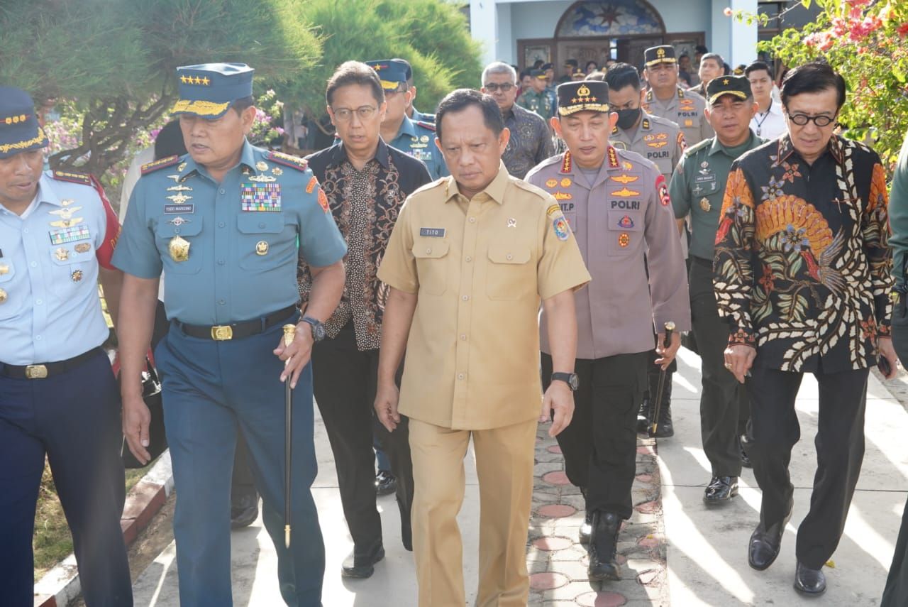 (Kiri) Panglima TNI, Laksamana TNI Yudo Margono, Menteri Dalam Negeri RI, Jend. Pol. (Purn) Prof. Drs. H. Tito Karnavian, M.A, Ph.D.dan Kapolri, Jenderal Polisi Drs. Listyo Sigit Prabowo, M.Si