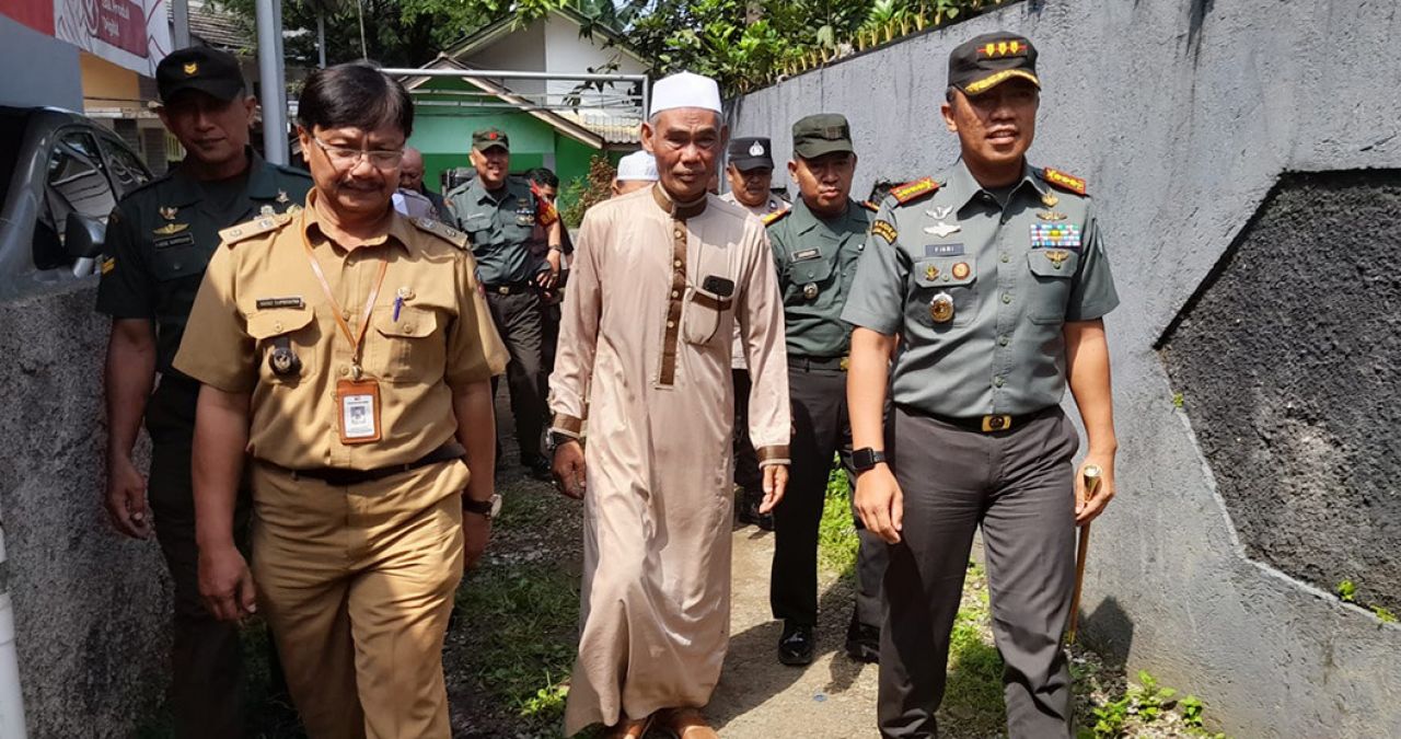 Tangis Haru Nenek Iyoh, Saat Terima Kunci Rumah dari Dandim Kota Bogor