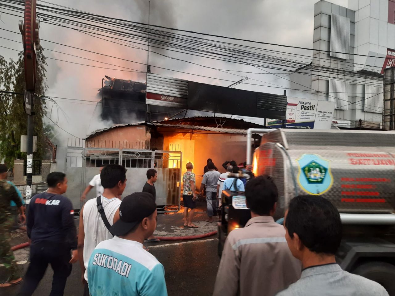 Toko Sembako Jalan Panglima Sudirman Milik Supriyanto Warga Desa Sukodadi Lamongan Ludes Terbakar