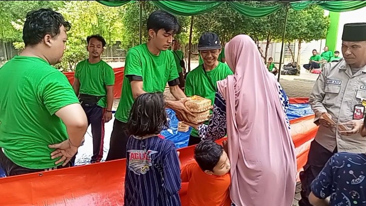 Peringati Idul Adha & HUT ke 50, JIEP Bagikan Ratusan Daging Ke Warga di Sekitar Kawasan Industri Pulogadung
