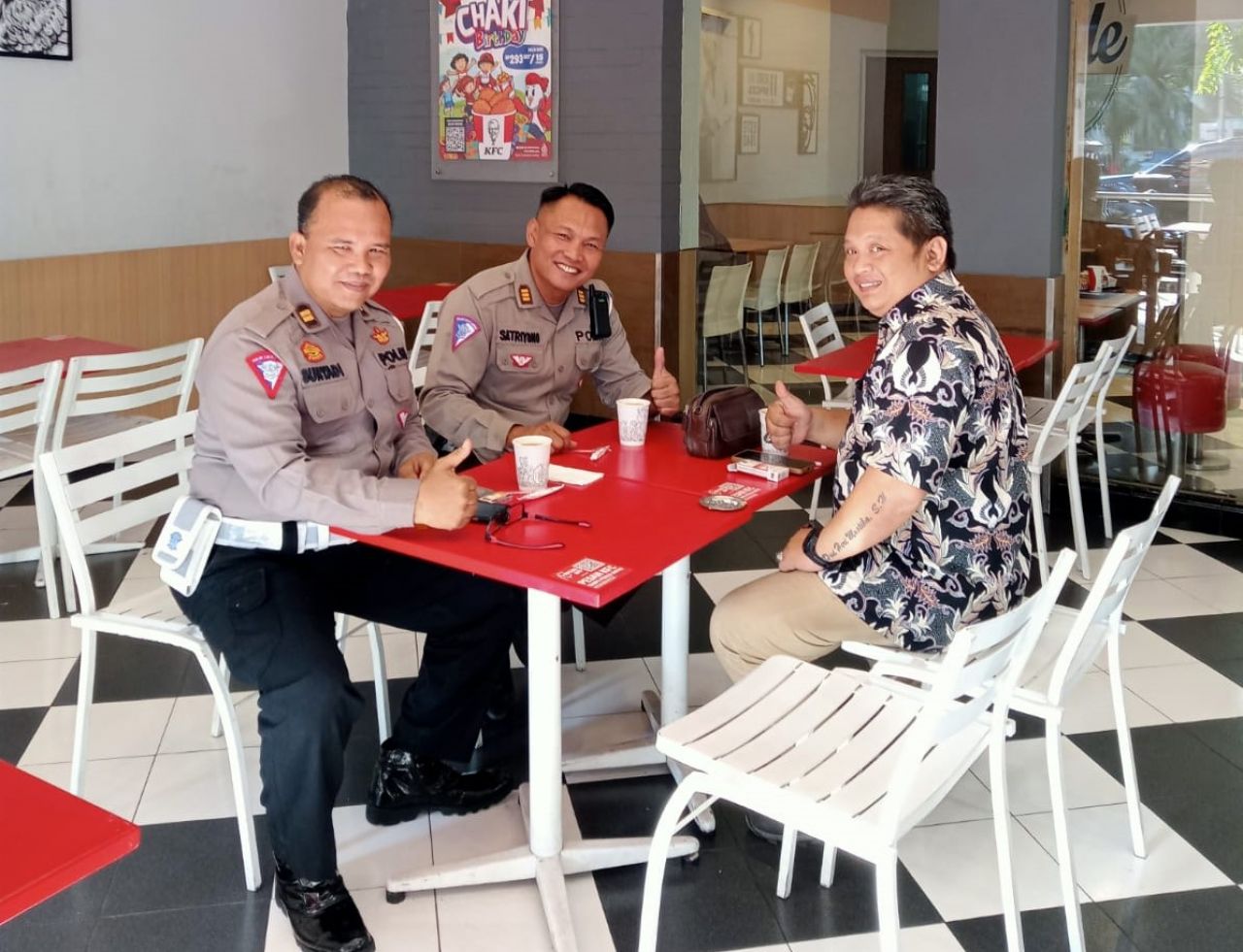 (Kiri) Kanit Laka Satlantas Polrestabes Surabaya, Iptu Suryadi, KBO Satlantas Polrestabes Surabaya, AKP Satriyono dan Dwi Heri Mustika, S.H di KFC, Jl. Raya Darmo, Surabaya