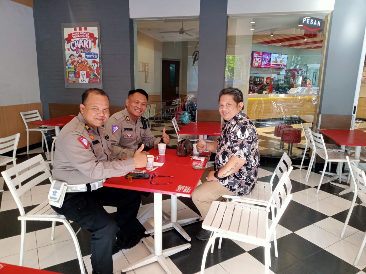 Coffe Afternoon Direktur Media Online Berita Keadilan Bersama KBO dan Kanit Laka Satlantas Polrestabes Surabaya