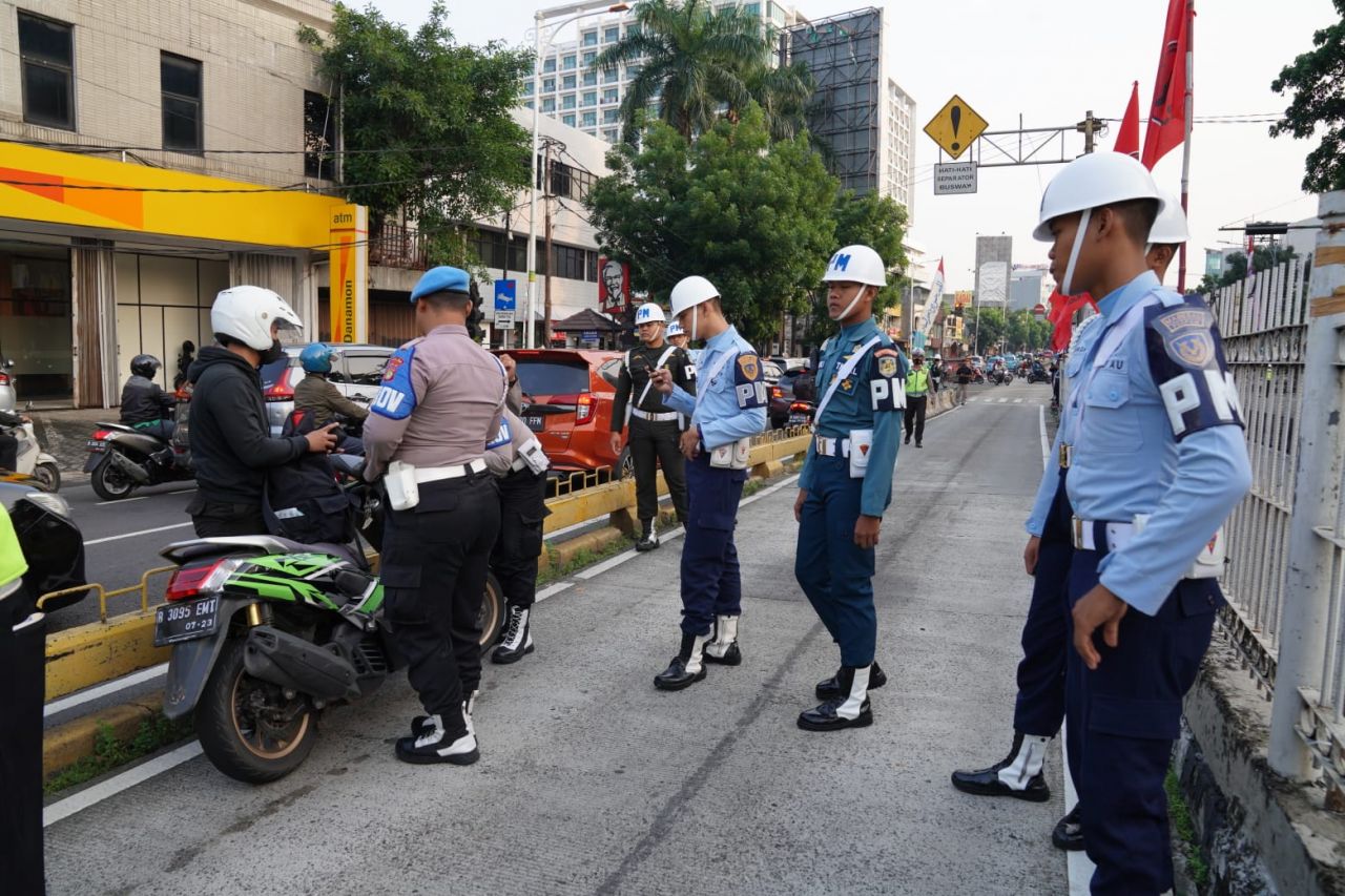 Puspom TNI dan Propam Polri Gelar Gaktib di Jalur Busway Jalan Mampang Prapatan Raya