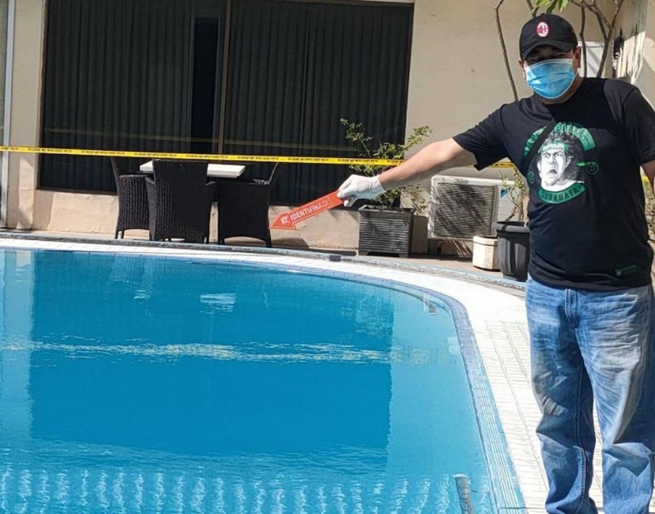 Polisi saat melakukan identifikasi di kolam renang Grand Hotel Surabaya, Rabu (13/10/2021). (Foto: Surabayapagi.com)