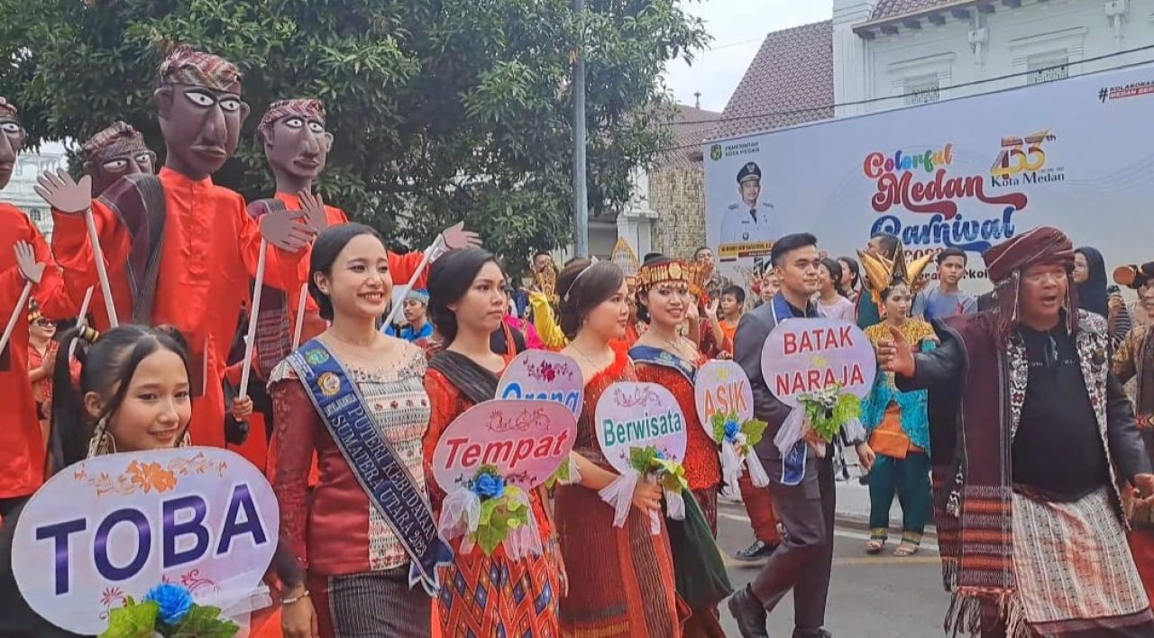 Kontingen Kabupaten Toba Turut Meriahkan Colorful Medan Carnival 2023