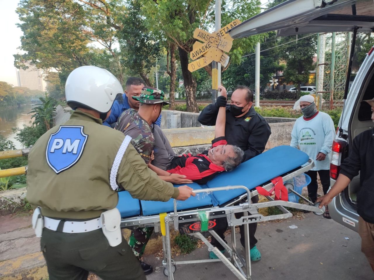 Anggota Pomdam Jaya/Jayakarta Bantu Pertolongan Pertama Pada Korban Tidak Sadarkan Diri