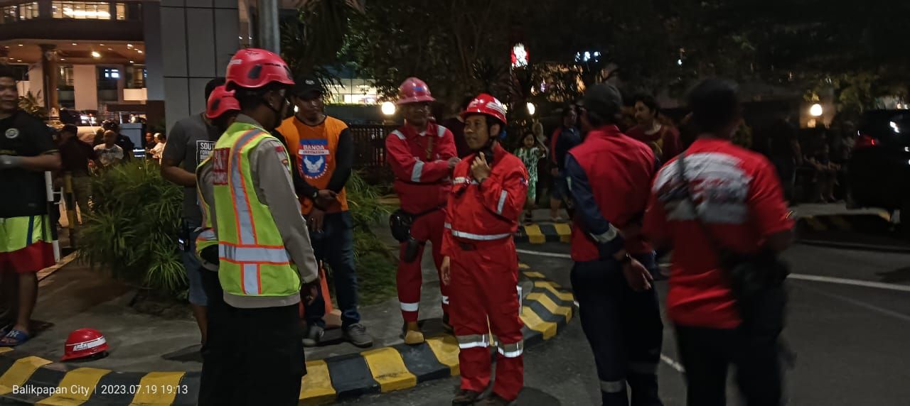 Api Berkobar di Lantai 17 Apartemen Pertamina Balikpapan, Brimob Bantu Amankan TKP