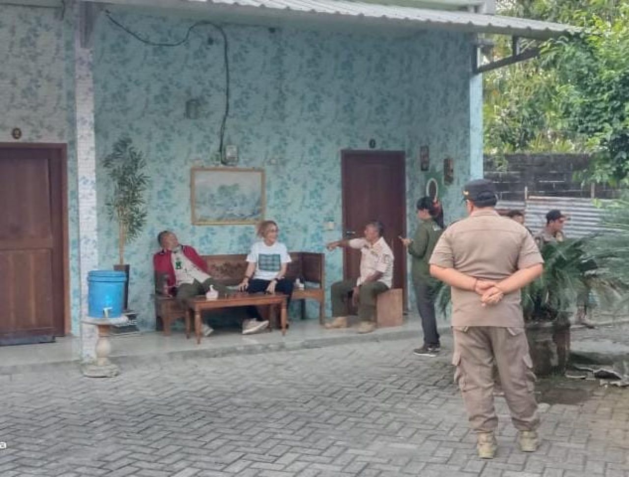 Peringatan Tak Digubris, Satpol PP Bojonegoro Tutup Tempat Karaoke di Tengah Permukiman Warga