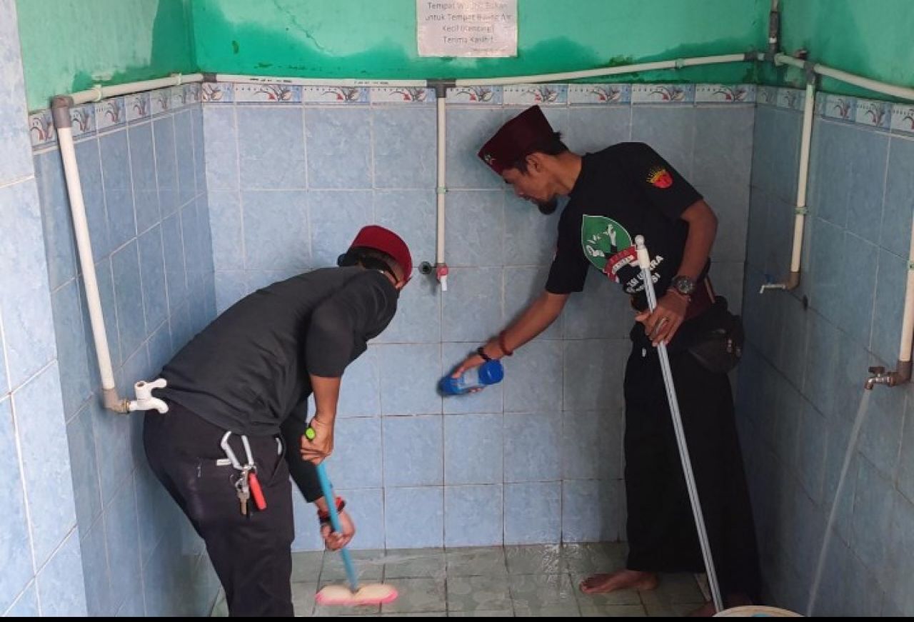 Jajaka Nusantara DPC Bekasi Utara Bersih - Bersih Musholla Al Muchlis Kelurahan Perwira