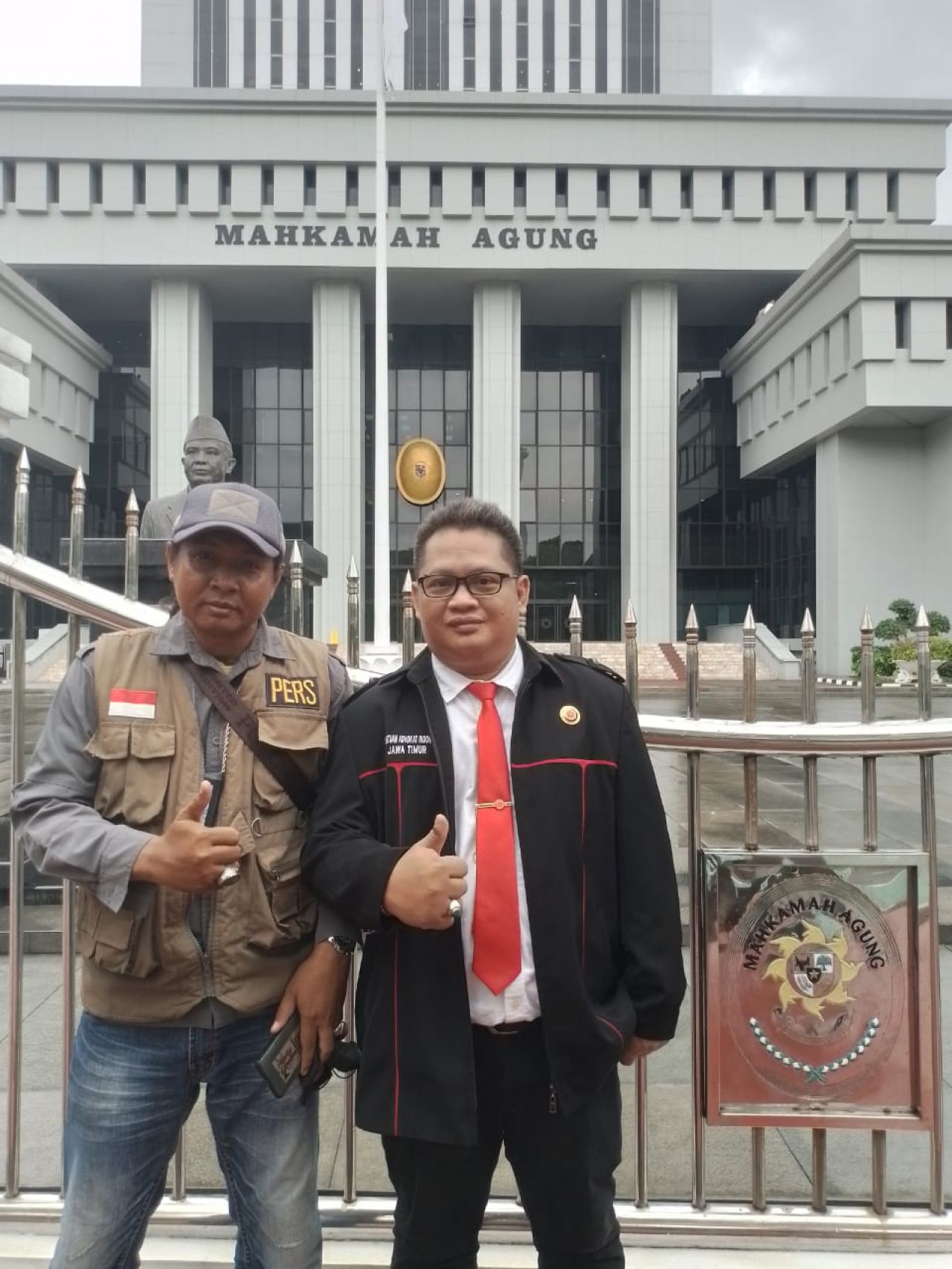 (Kiri) Wartawan www.beritakeadilan.com, M. Nur & Advokat Dwi Heri Mustika.,SH di depan gedung MA, Jumat (30/12/2022).