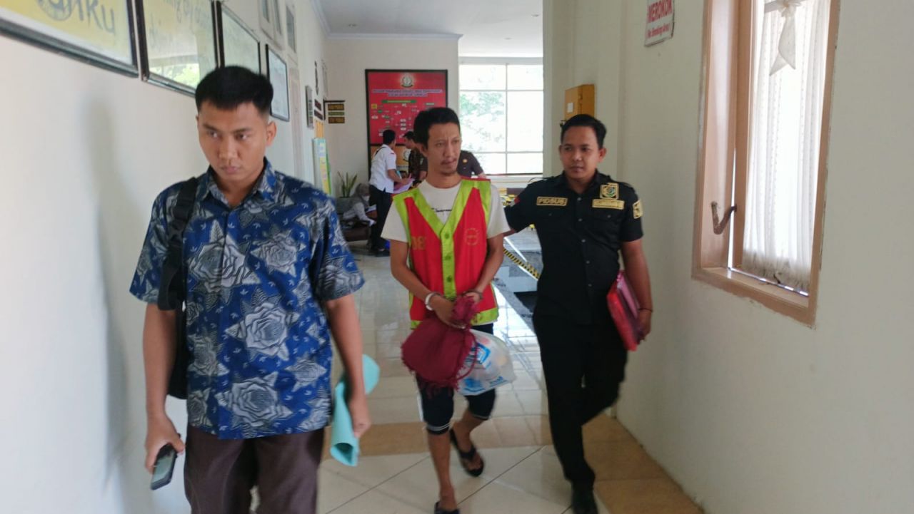 Kejari Lamongan Tahan Tersangka Cukai Rokok di Lapas II B Lamongan