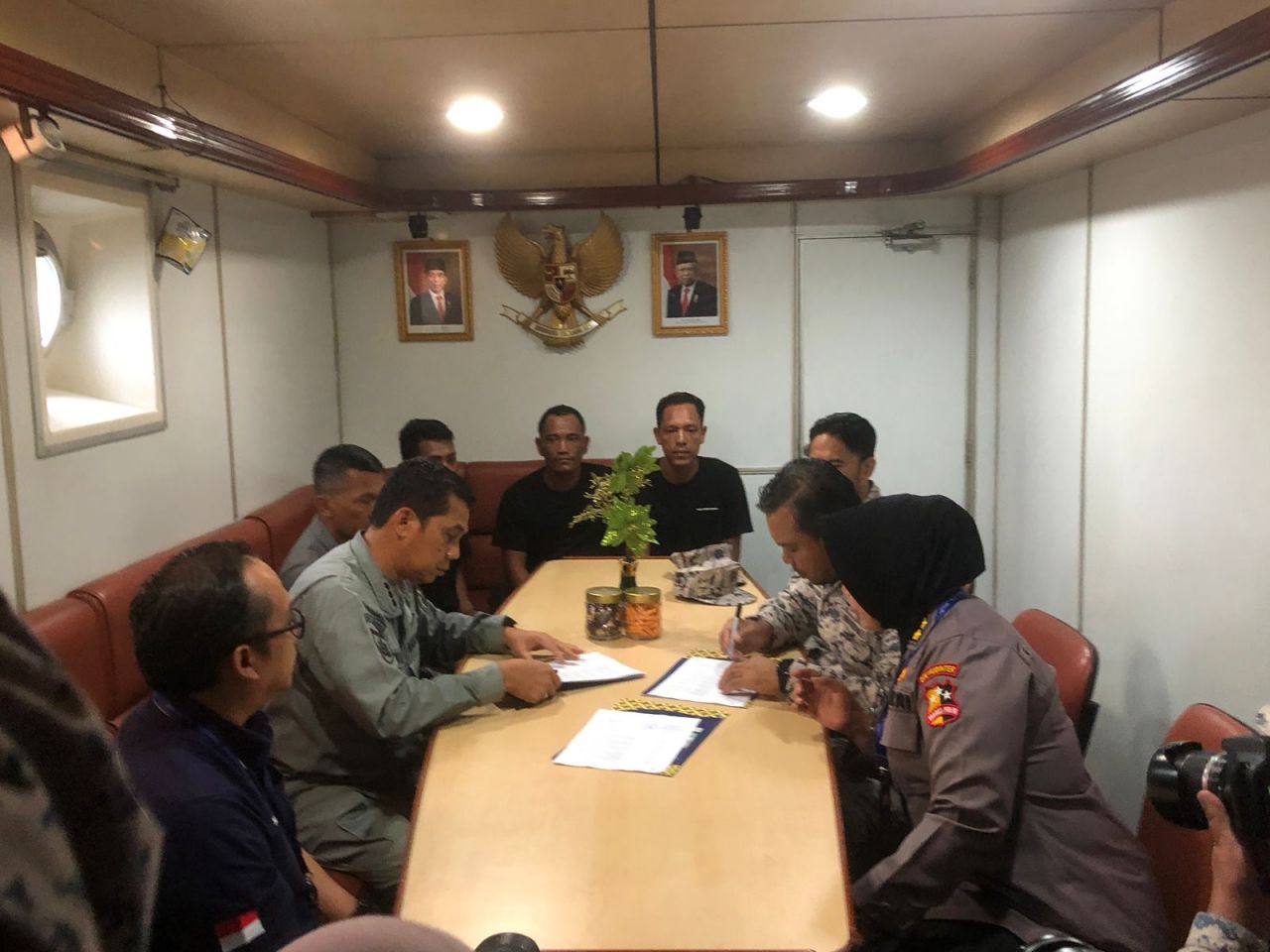 Bakamla RI Jemput Delapan Nelayan Indonesia Hanyut ke Perairan Malaysia