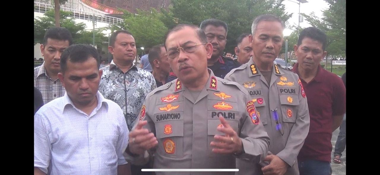 Kapolda Sumbar Pastikan Anggotanya Tak Ada yang Pijak Tempat Ibadah di Masjid Raya Sumbar