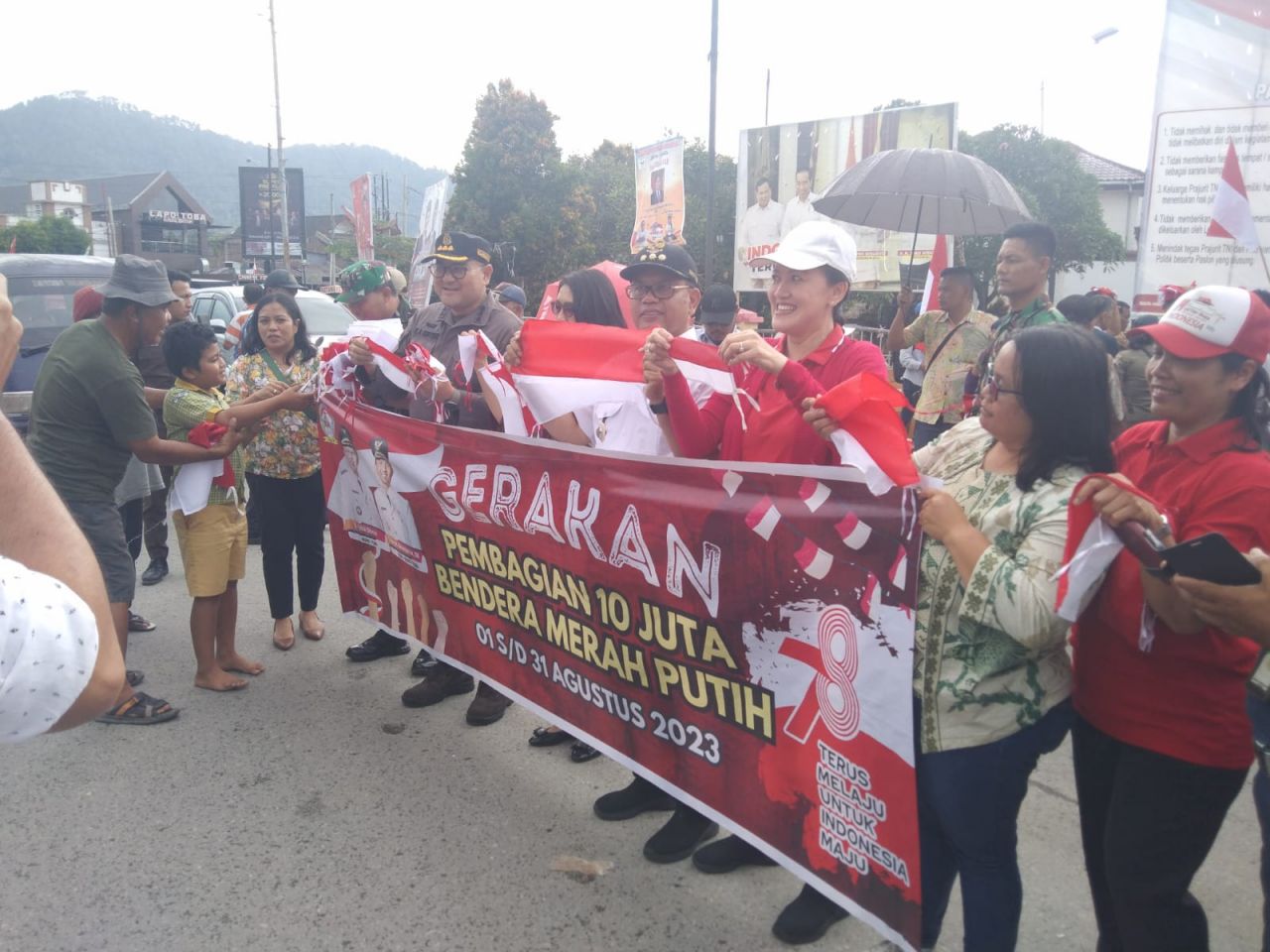 Mewakili Kapolres Toba, Kapolsek Balige Hadiri Pembagian 10 Juta Bendera Merah Putih