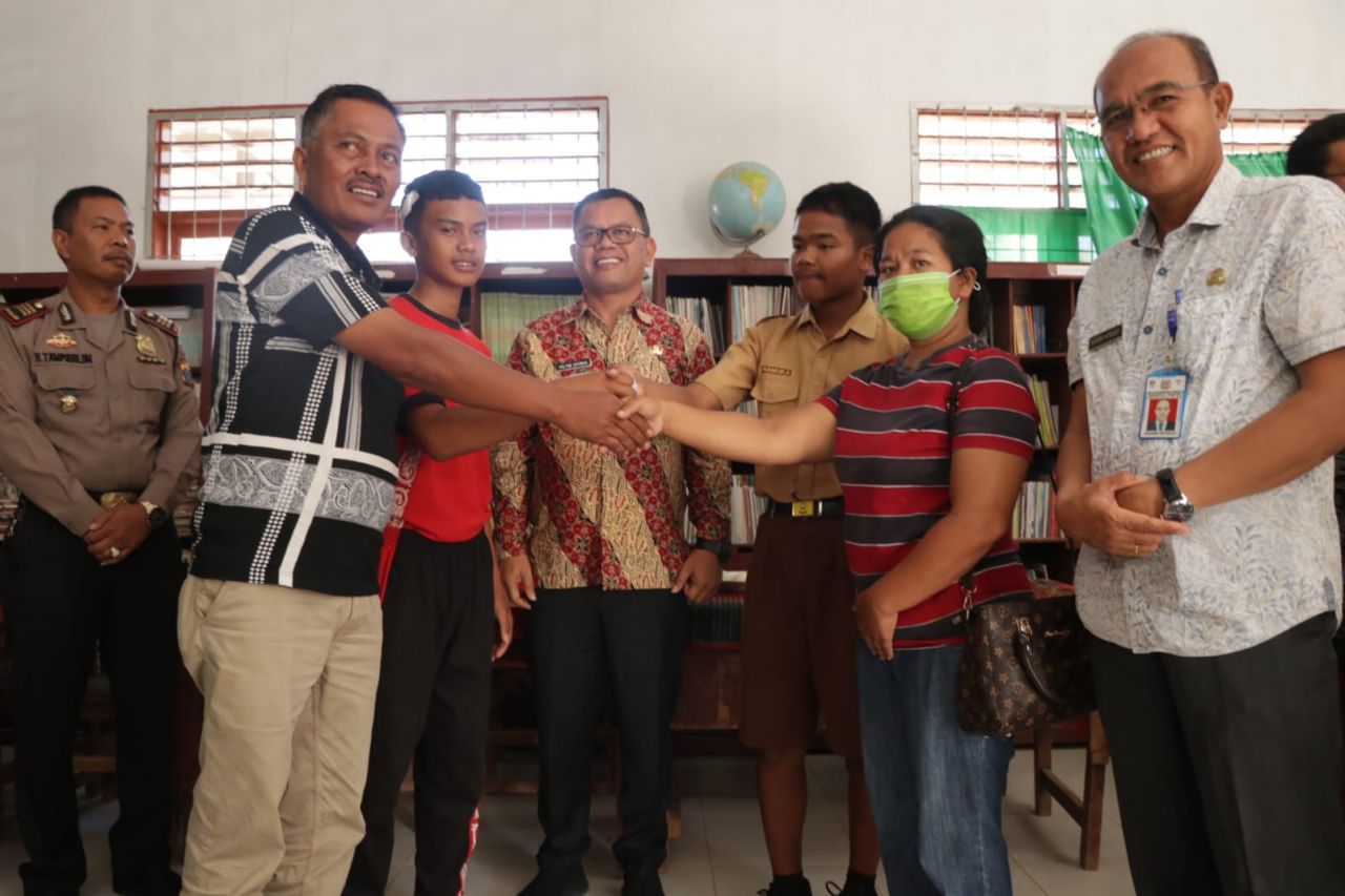 Bupati Toba Damaikan Orang Tua Anak yang Bertikai