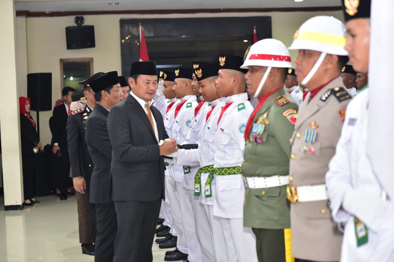 Bupati Lamongan Yuhronur Efendi Kukuhkan 76 Anggota Paskibraka