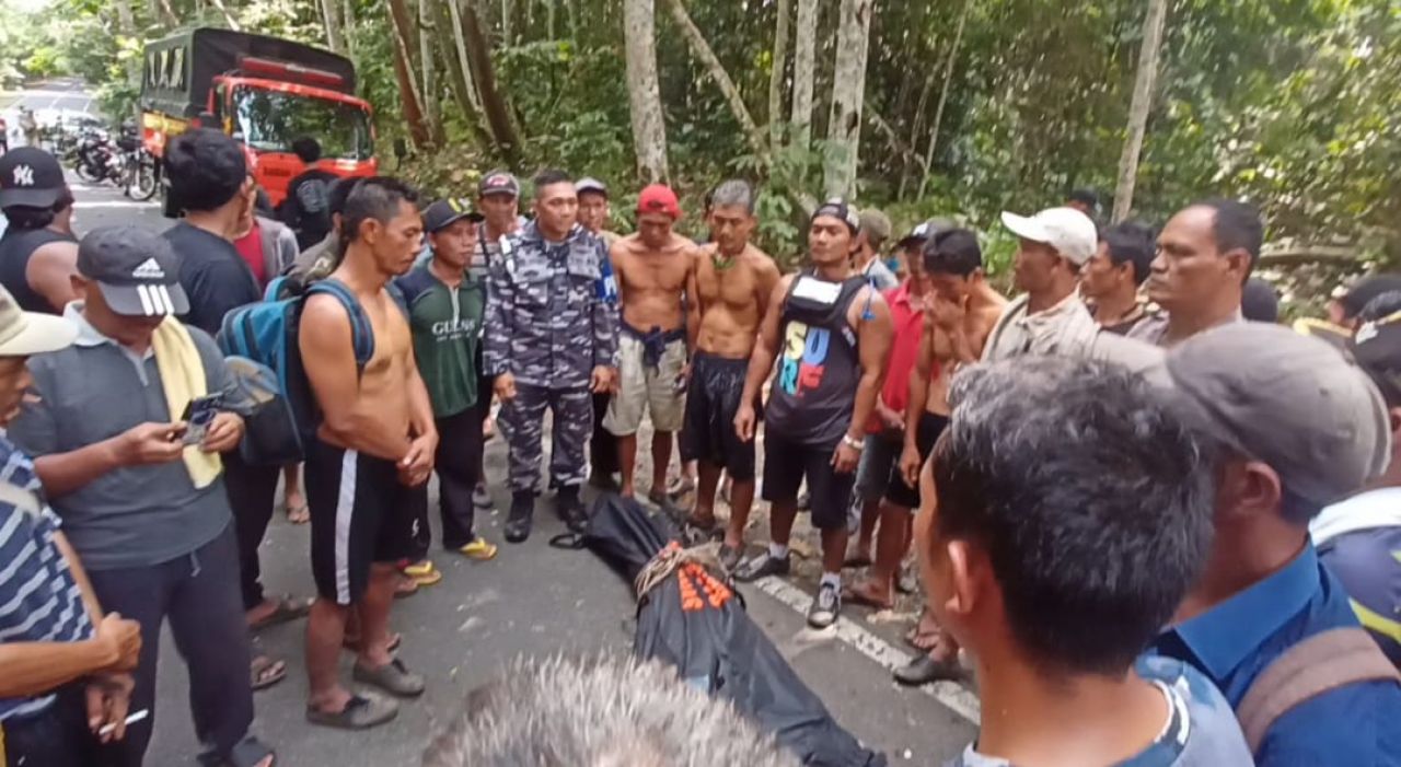 Penyelam TNI AL Yang Tergabung Dalam Tim Rescue Unit Siaga SAR Temukan Korban Hanyut di Sungai