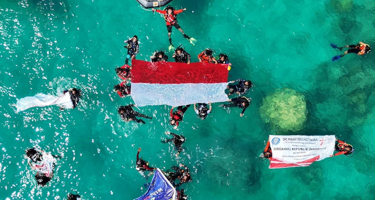Lanal Tarempa Kibarkan Bendera Merah Putih Di Bawah Laut