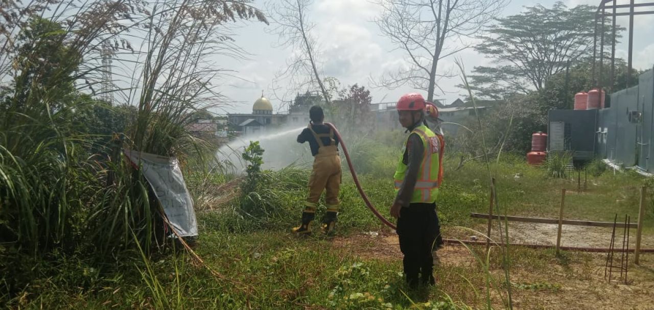 Brimob Polda Kaltim Respon Cepat Tanggap Bencana Bantu Padamkan Kebakaran Lahan di Kota Balikpapan