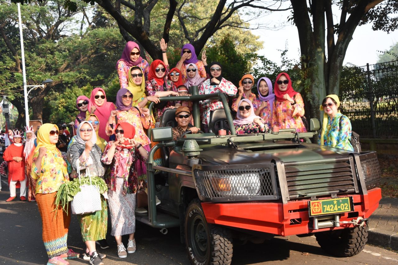 Danrindam Jaya Bersama Warga Rindam Jaya Mengikuti Pawai Karnaval, Memperingati HUT Ke-78 Kemerdekaan RI