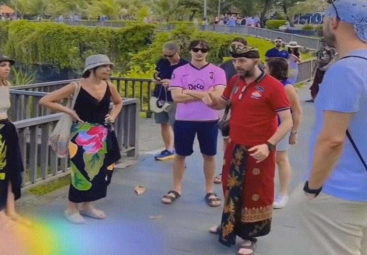 Viral Bule Jadi Tour Guide di Tanah Lot Bali