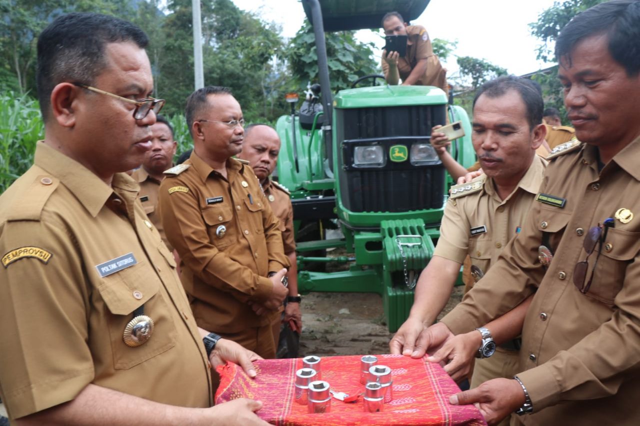 Bupati Toba Serahkan Traktor Besar Jhon Deer Kepada 6 Kecamatan
