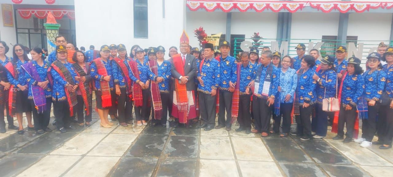Disdik Provinsi Sumut Wilayah 8 Meliputi Kabupaten Toba dan Kabupaten Samosir Serentak Memberikan Penghormatan NKRI