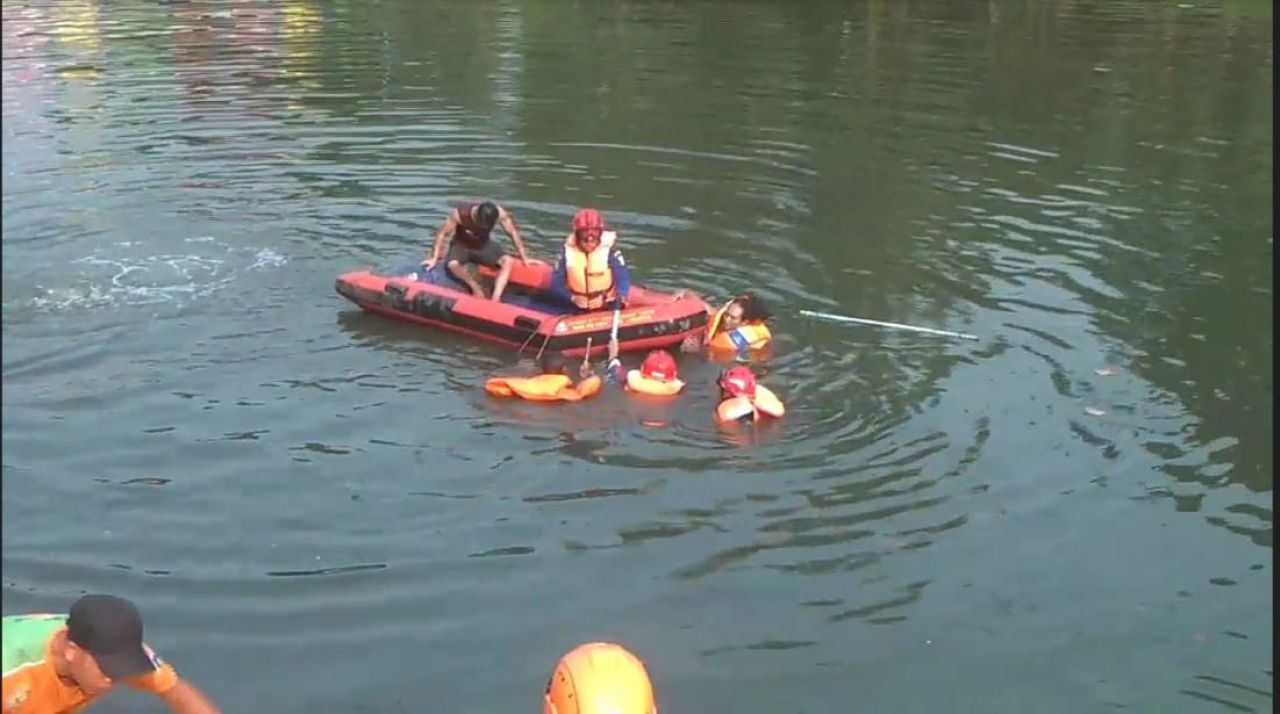 Dua Bocah Tenggelam Saat Berenang di Kali BKT, Satu Diantaranya Tewas