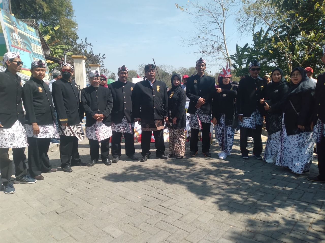 Memeriahkan HUT RI Ke-78, Kepala Desa Warukulon Melepas Keberangkatan Karnaval